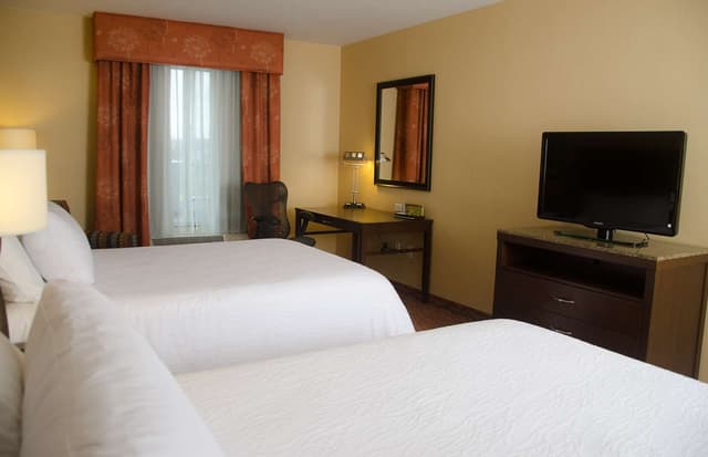 2 QUEEN BEDS HEARING ACCESSIBLE