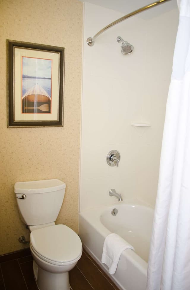 2 QUEEN BEDS HEARING ACCESSIBLE