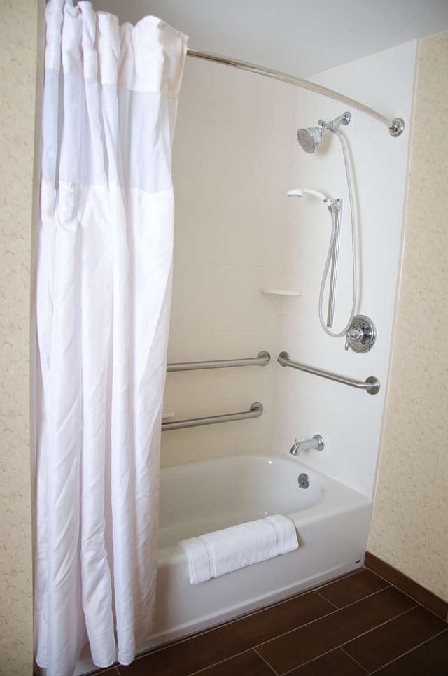 1 KING JR STE MOBILITY/HEARING ACCESS TUB