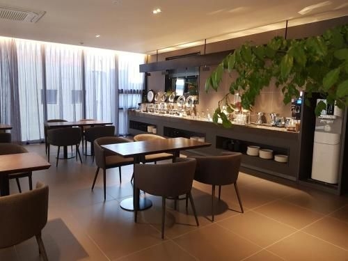 โรงแรมริเวอร์เทน (Rivertain Hotel)3