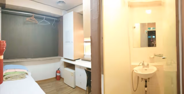 Single Room, Shared Bathroom (Private shower)