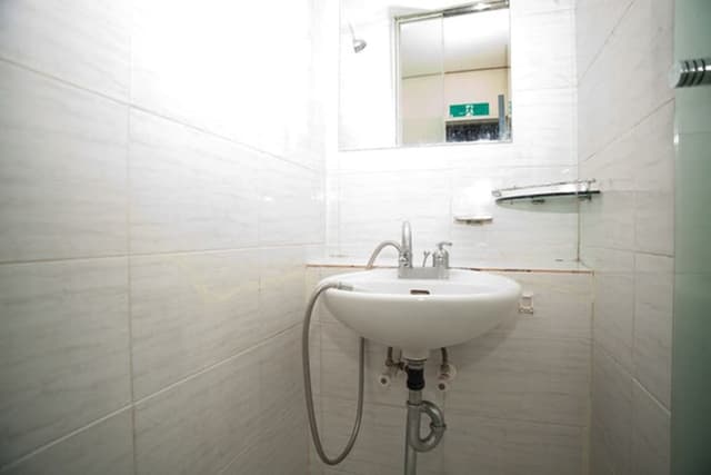 Single Room, Shared Bathroom (Private shower)