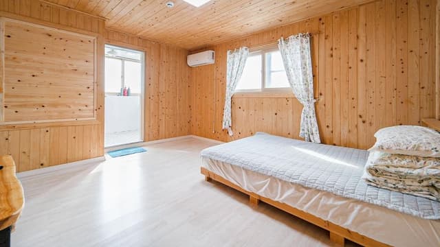 Basic Room, 3 Bedrooms (Hwamokhan gajok room(random)-1)