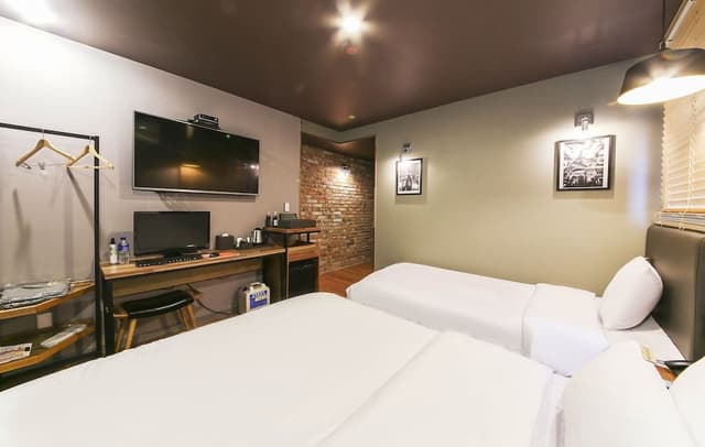 Triple Room (Twin: 1 Double + 1 Single bed)
