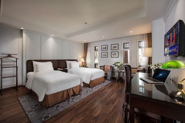 Dynastie Suite with Street View