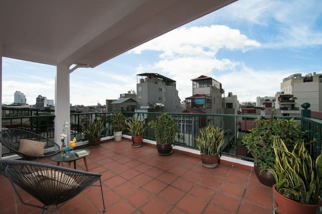 Dynastie Grand Suite Balcony with Street View