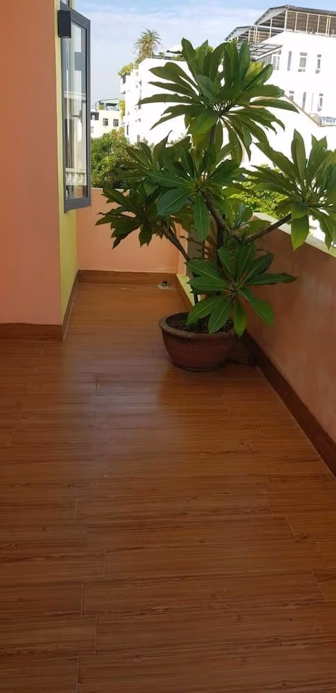 Studio, Balcony