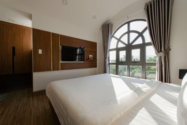 Basic Room, 1 King Bed