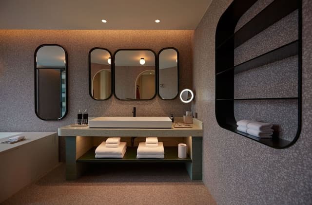 Suite, 1 King Bed, Balcony