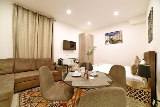 Deluxe Suite, Jetted Tub
