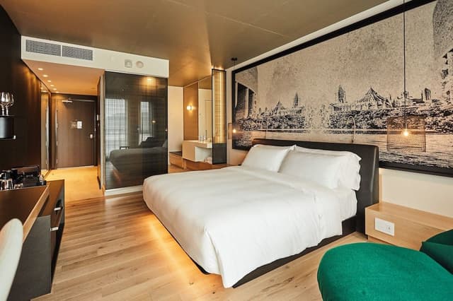 Signature Room, 1 King Bed, City View