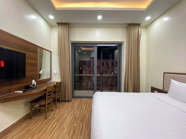 Luxury Room, 1 King Bed, Balcony, City View