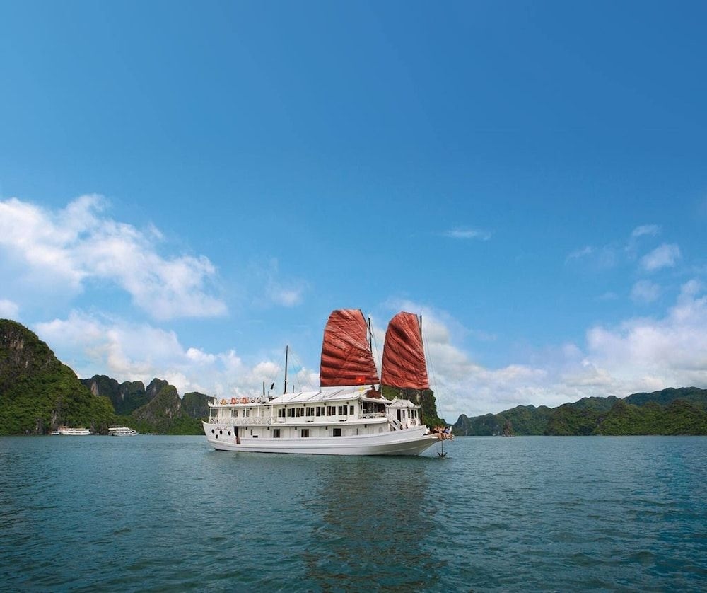Room in Boat - Halong Bay Deluxe Cruise Bungalow on Island4