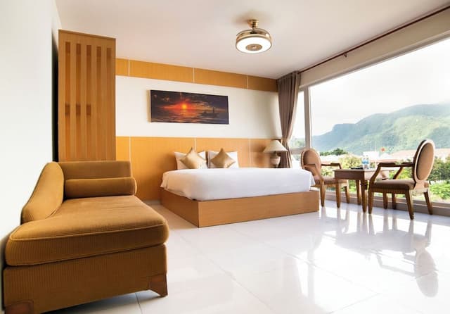 Deluxe Room, 1 King Bed, Mountain View