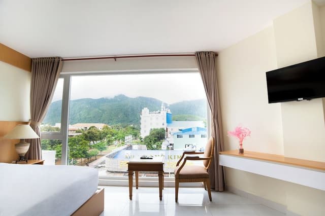 Deluxe Room, 1 King Bed, Mountain View