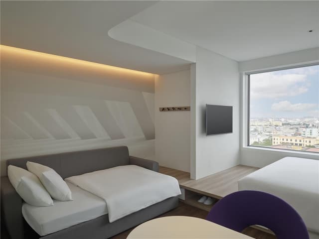KING GUEST ROOM WITH SOFA BED