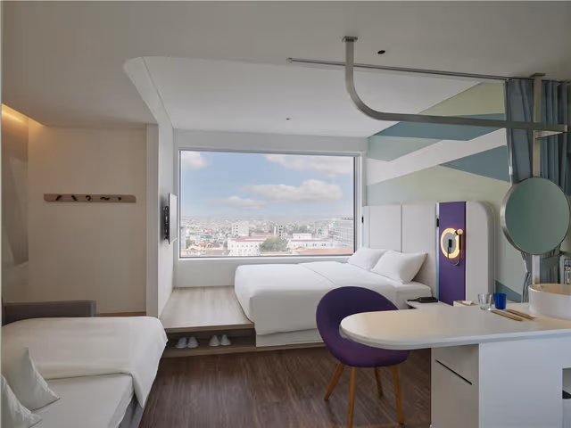 KING GUEST ROOM WITH SOFA BED