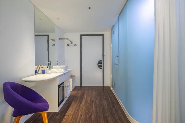 KING ACCESSIBLE ROOM