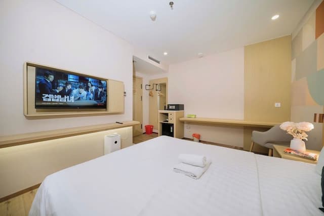 Deluxe Room, 1 Queen Bed