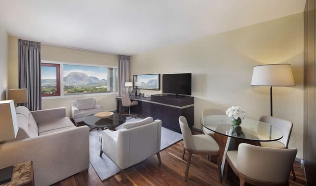 KING BUSINESS SUITE W/ 1 KING BED