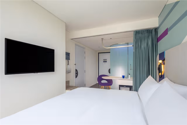 KING ACCESSIBLE ROOM