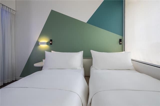 TWIN BED ROOM