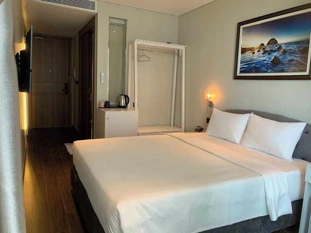 Deluxe Studio Suite, 2 Queen Beds, Balcony, Beach View