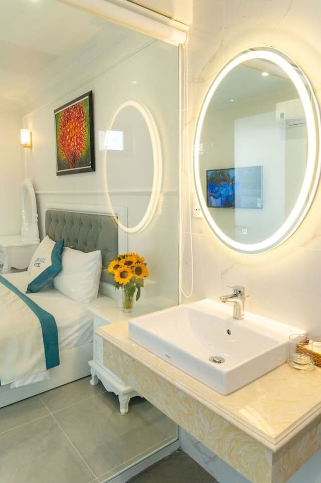 Suite with Bathtub