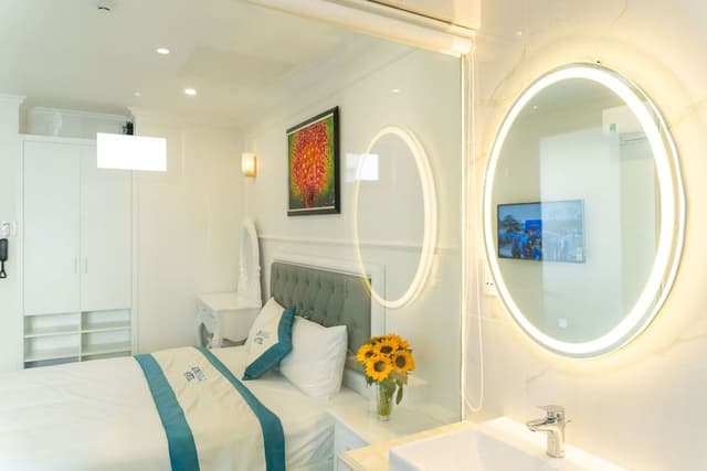 Suite with Bathtub