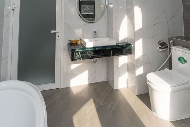 Suite with Bathtub