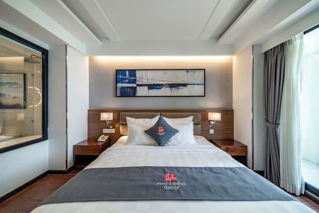 Deluxe Room (Bathtub/Shower)