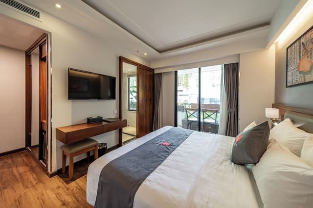 Deluxe Room (Bathtub/Shower)