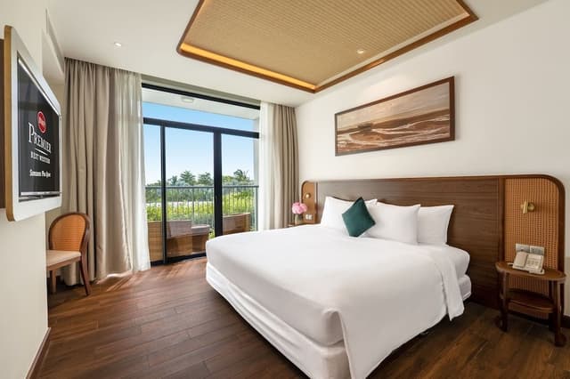 Executive Room, 1 King Bed, Non Smoking, Balcony (Living Room)