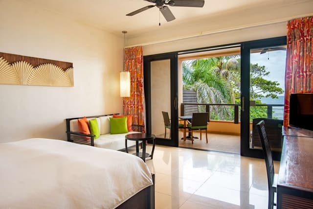 KING DELUXE ROOM WITH OCEAN VIEW