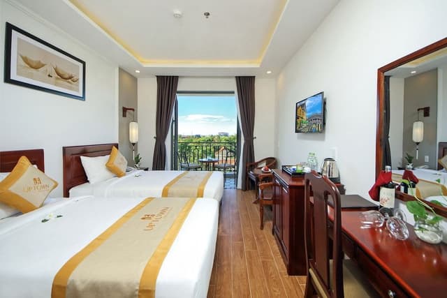 Deluxe twin with balcony and city view