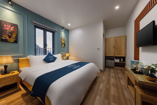 Deluxe Quadruple Room, 2 Queen Beds, Non Smoking, Mountain View