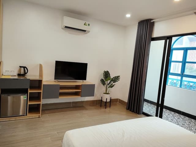 Deluxe Room, 1 King Bed, City View