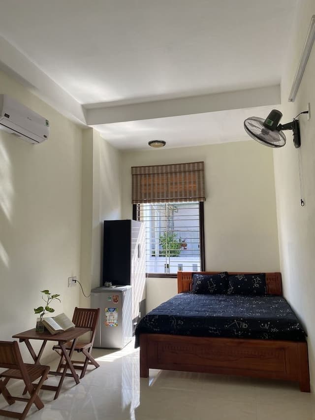 Basic Room, 1 King Bed