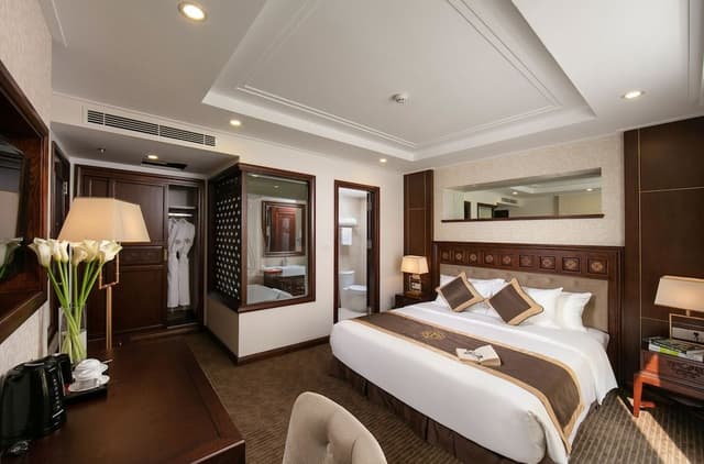 Junior Suite, 1 King Bed, City View
