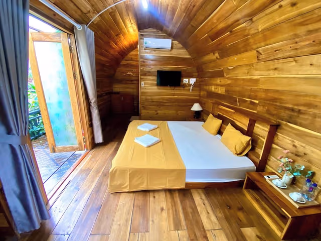 Deluxe Bungalow, 1 Queen Bed, Courtyard View