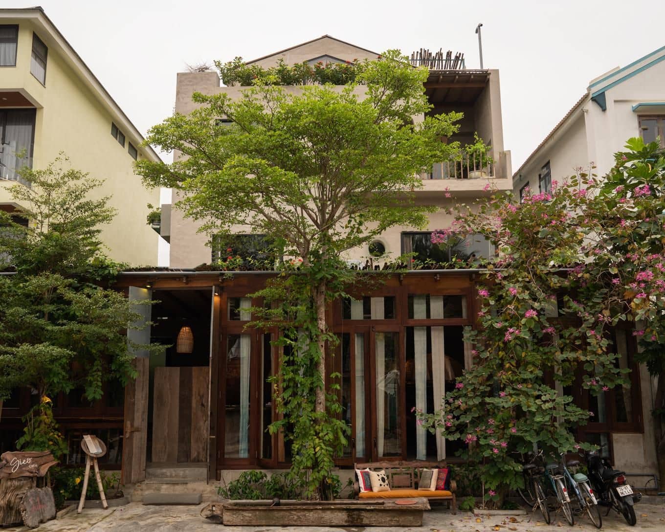 โรงแรมเดอชีว โรงแรมเดอชีว