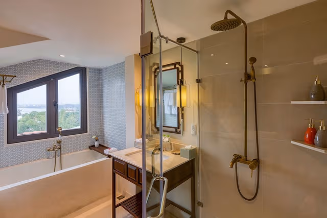 Essence Family Connecting Suite, Bathtub, Balcony with Courtyard View