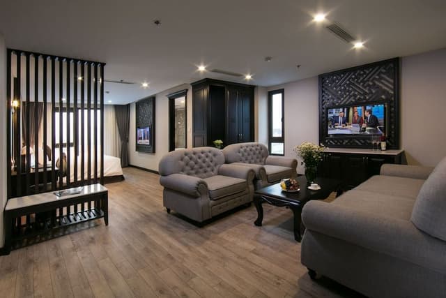 Suite, 1 King Bed, City View