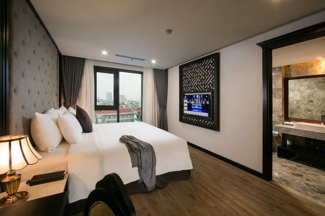 Suite, 1 King Bed, City View