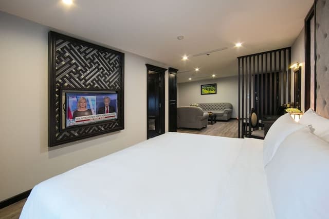 Suite, 1 King Bed, City View