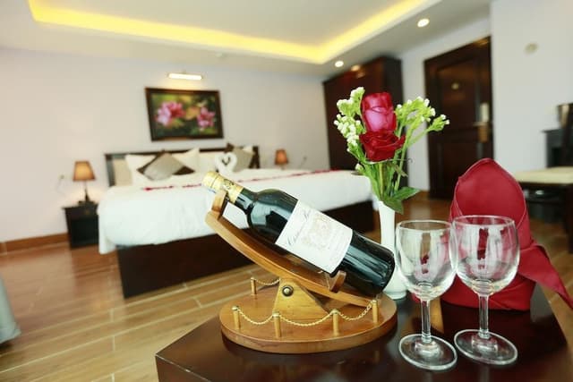 Luxury Studio Suite, 1 King Bed, Non Smoking, Private Bathroom