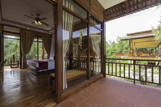 Luxury Bungalow, Stream View
