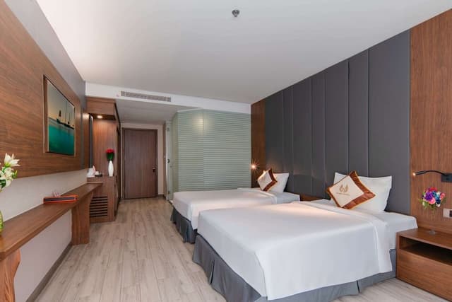 Deluxe Room, 2 Twin Beds, Partial Sea View