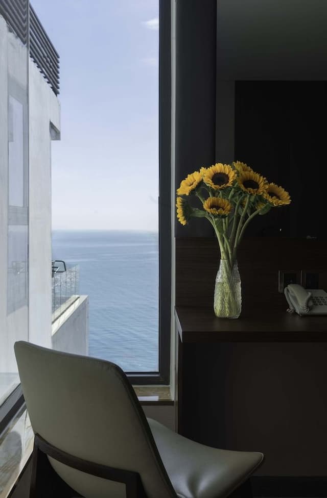 Deluxe Room, 2 Twin Beds, Partial Sea View