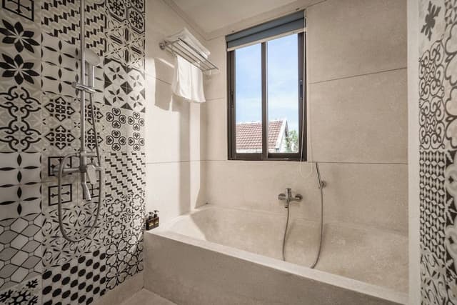 Family Quadruple Room, Multiple Beds, Bathtub, City View